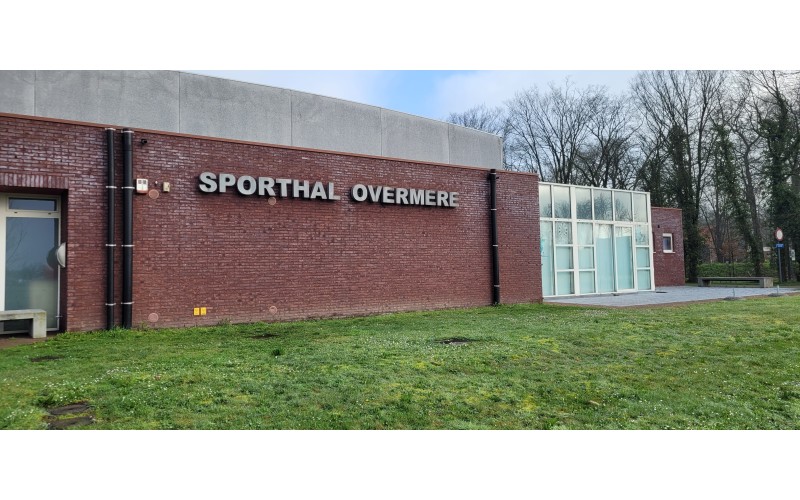 Initiatielessen in de sporthal van Overmere.